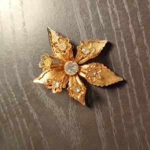 Goldtone flower pin